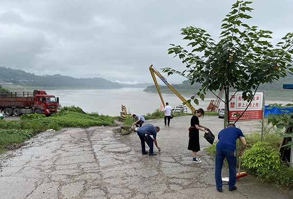 忠縣分公司黨支部開展開展“美麗港區(qū)，黨員在行動(dòng)”志愿服務(wù)活動(dòng)2_副本.jpg