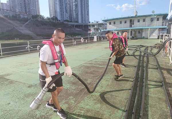 忠縣分公司游輪岸電搭接、船舶生活污水排岸創(chuàng)歷史新高2.jpg